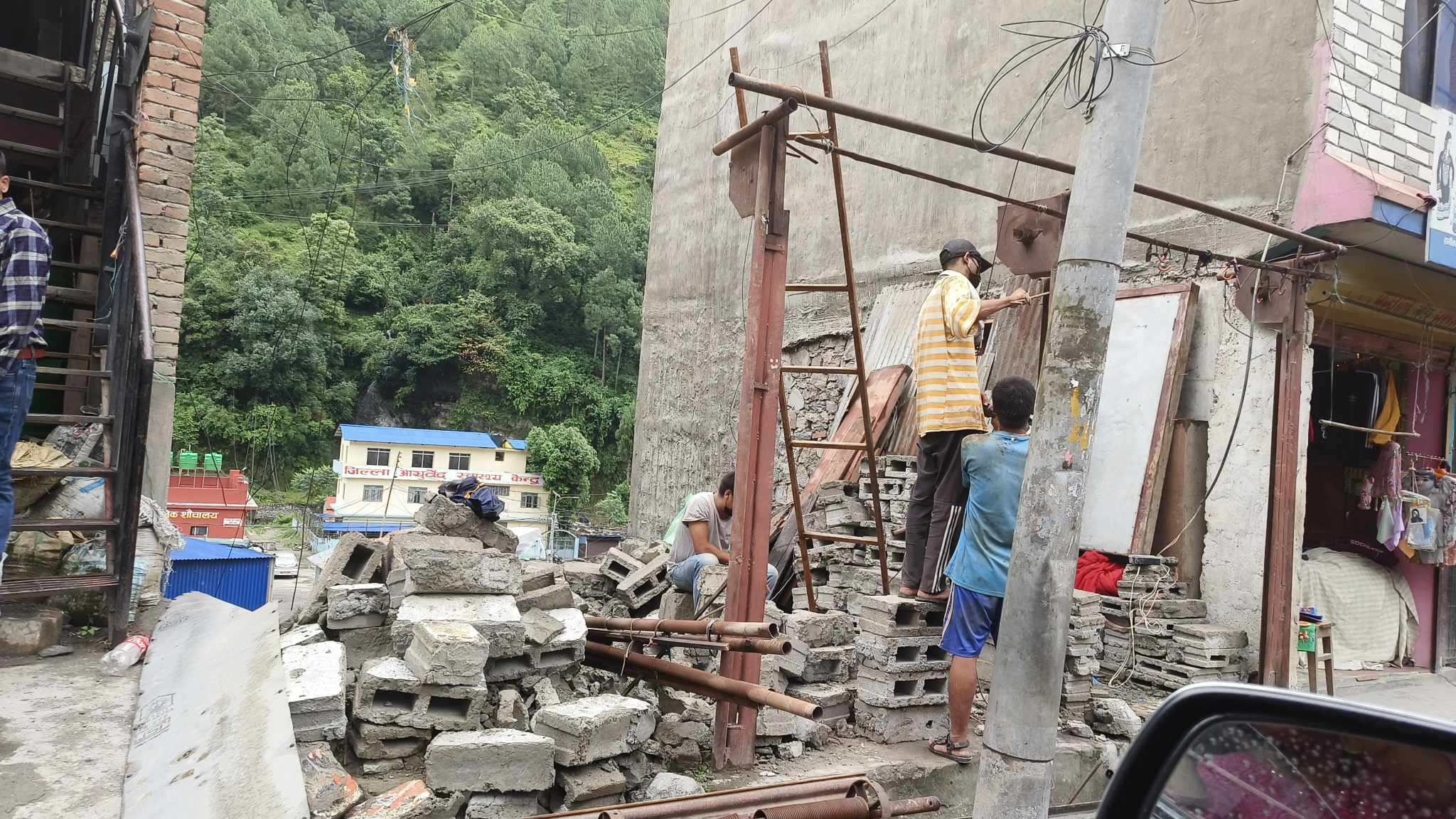   बेनी सडकमा  बनाइएको अतिक्रमित संरचना हटाइयो